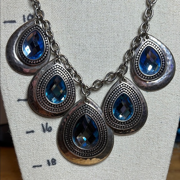 Elegant Silver and Blue Circular Pendant Necklace - Picture 2 of 9